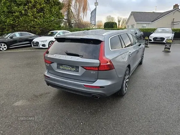 Begagnad Volvo V60 Momentum 2021 Grå Kombi
