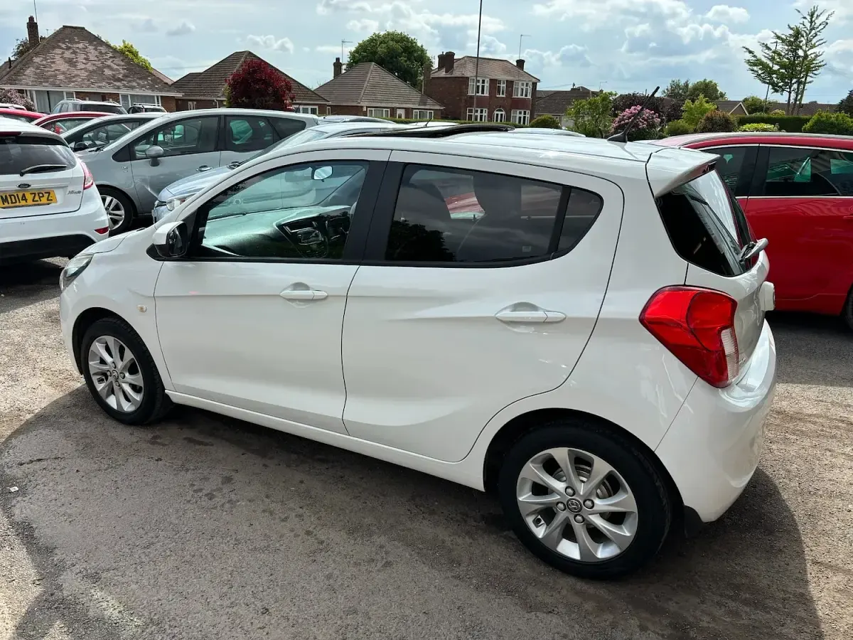 Used Vauxhall Viva 75 HP (55 kW) 2017 White Hatchback