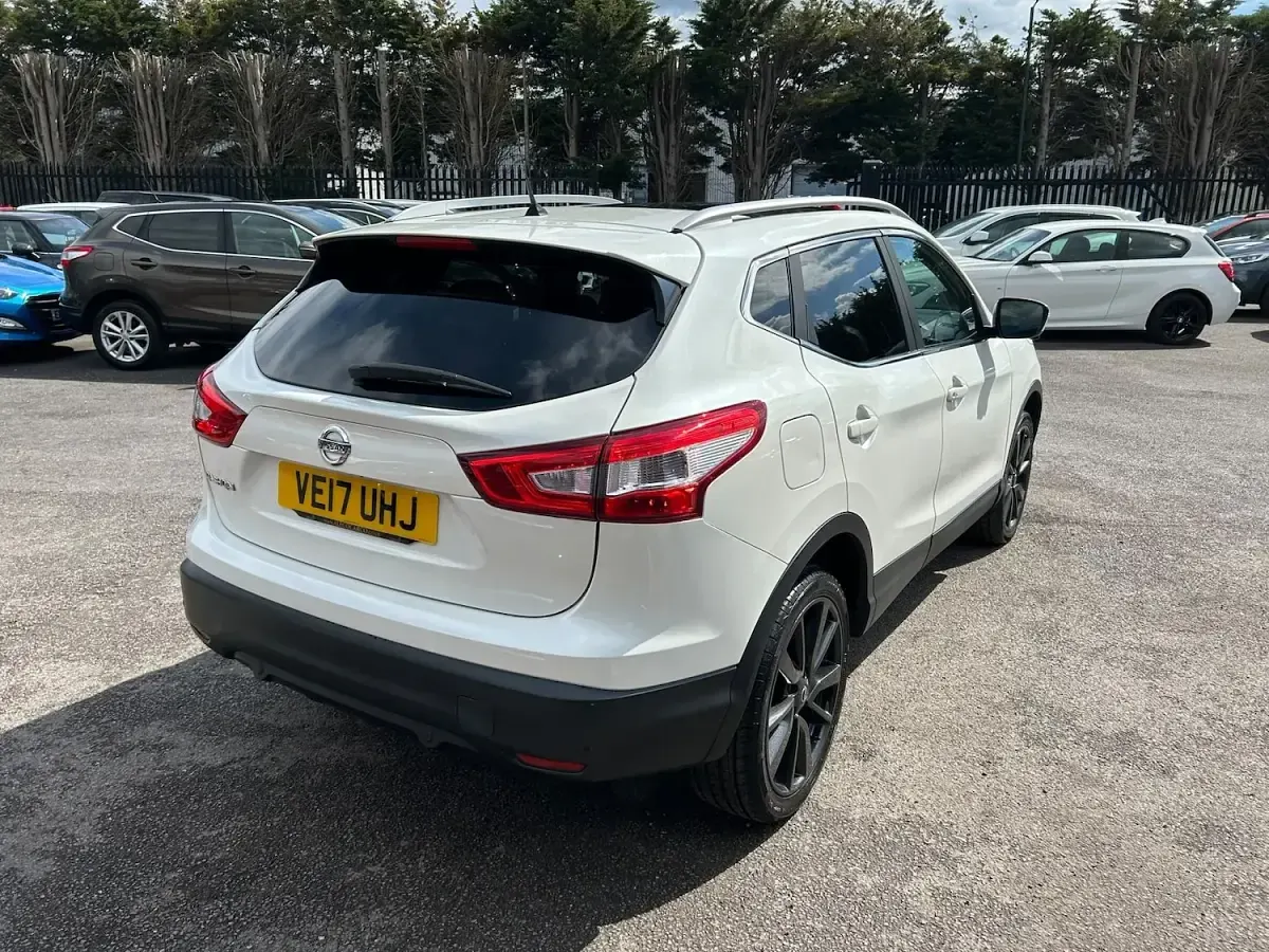 Used Nissan Qashqai Tekna 130 HP (95 kW) 2017 White SUV