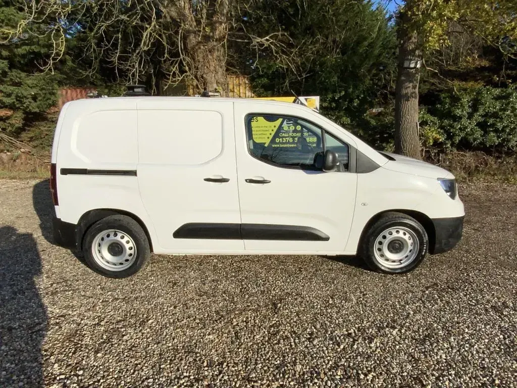 Used Vauxhall Combo Edition 100 HP (73 kW) 2019 White Van
