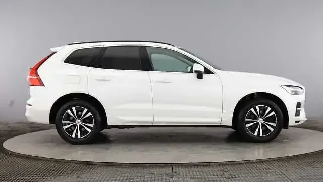 Used Volvo XC60 Momentum 250 HP (183 kW) 2022 White SUV