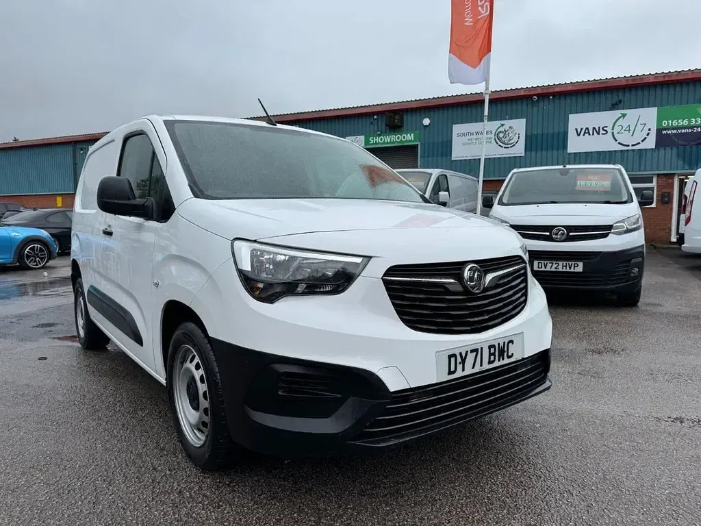 Used Vauxhall Combo 100 HP (73 kW) 2021 White MPV