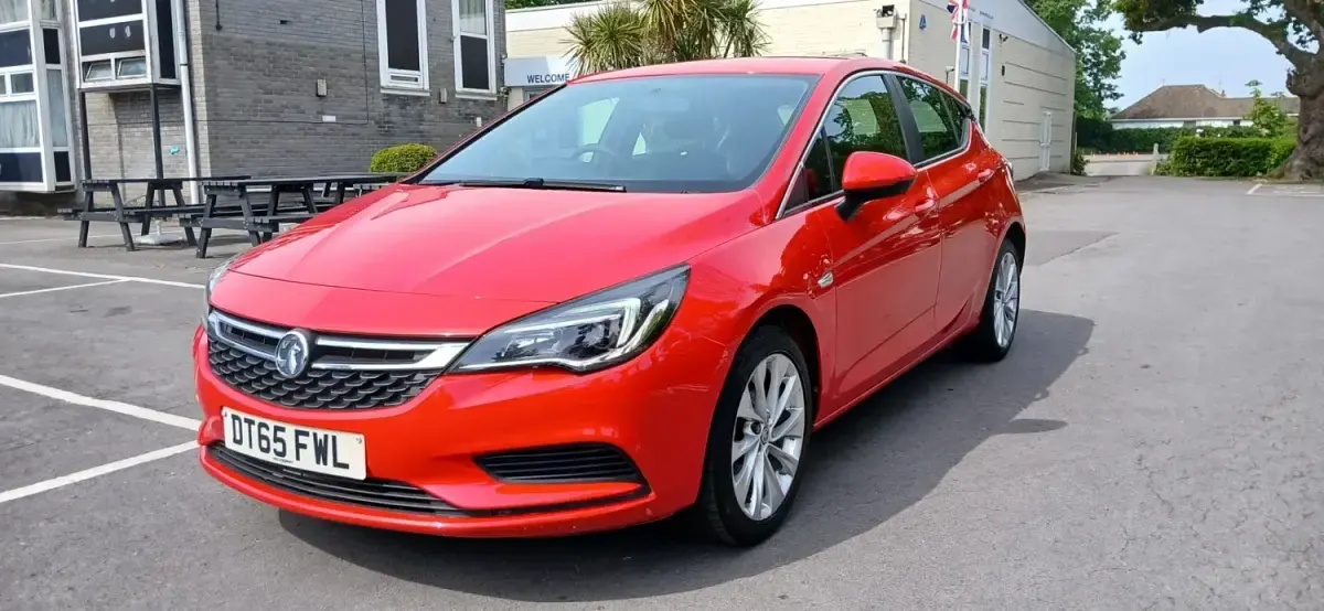 Używany Vauxhall Astra Design Edition 100 KM (73 kW) 2016 Czerwony Hatchback