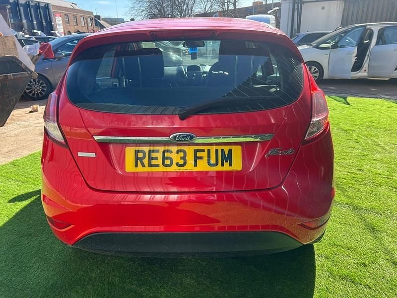 Used Ford Fiesta Zetec 100 HP (73 kW) 2014 Red Hatchback