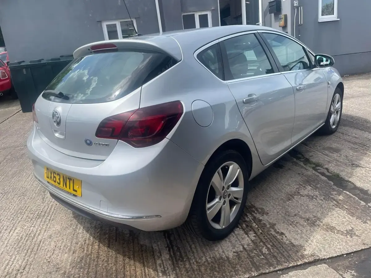 Usado Vauxhall Astra SRi 130 CV (95 kW) 2013 Plateado Utilitario