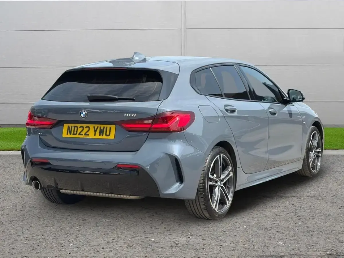 Usado BMW 118 M Sport 134 CV (98 kW) 2022 Gris Utilitario