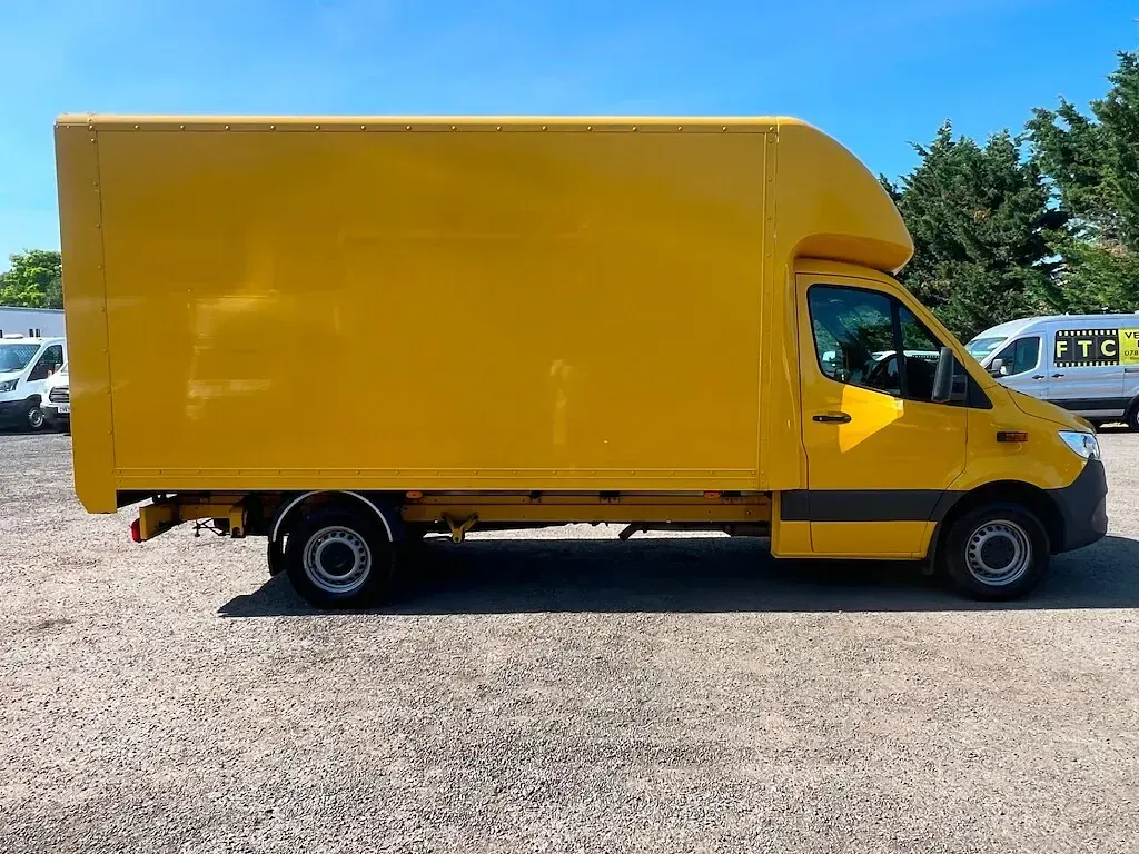 Used Mercedes Sprinter Progressive 140 HP (102 kW) 2020 Yellow Van