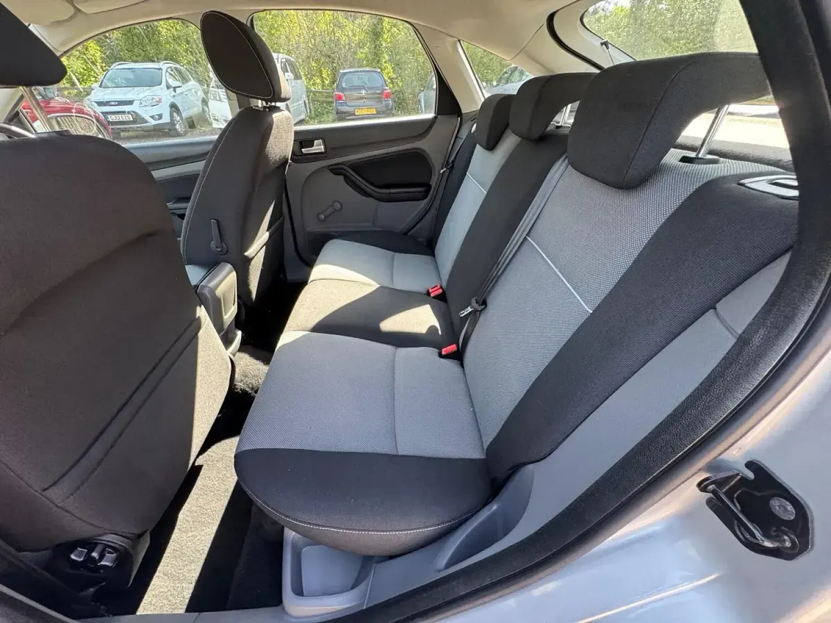 Usado Ford Focus Zetec 110 HP (80 kW) 2011 Prateado Citadino