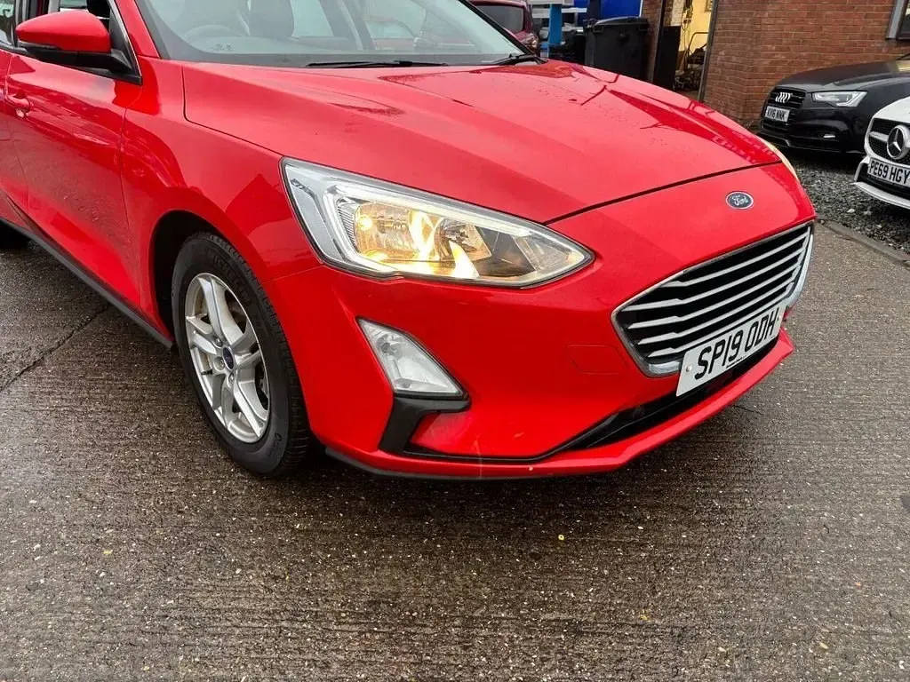 Gebraucht Ford Focus Zetec 100 PS (73 kW) 2019 Rot Kleinwagen