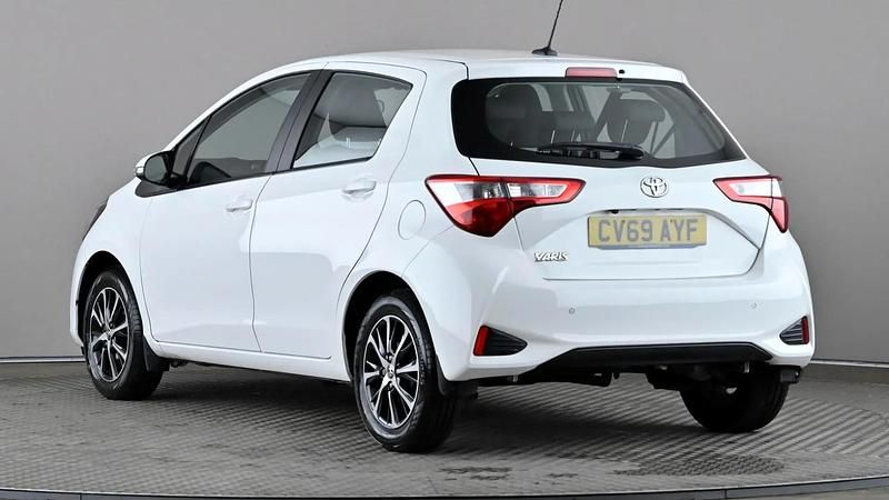 Used Toyota Yaris 111 HP (81 kW) 2019 White Hatchback