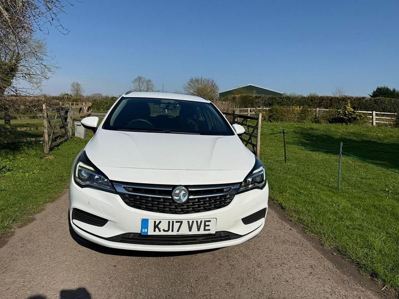 Used Vauxhall Astra Design Edition 2017 White Estate