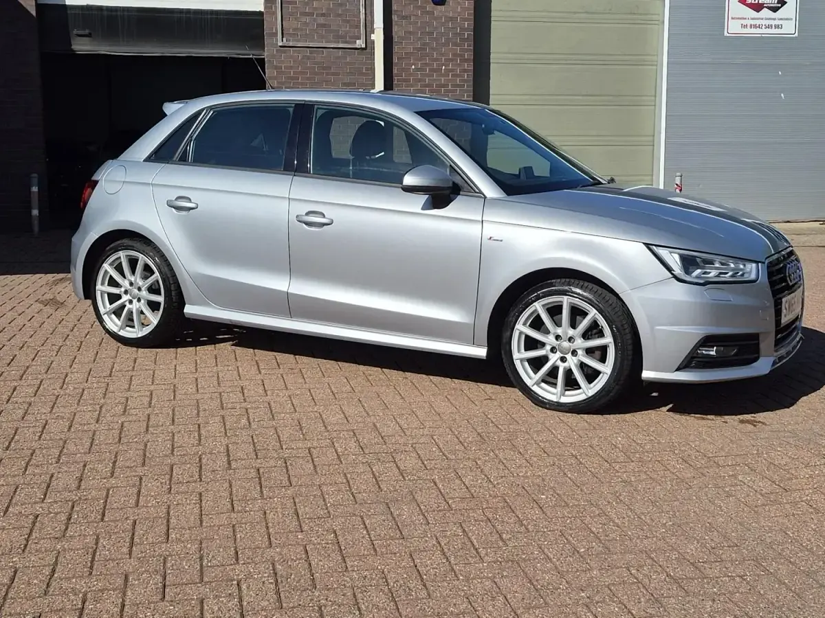 Usado Audi A1 Sportback S-Line 125 HP (91 kW) 2015 Prateado Citadino
