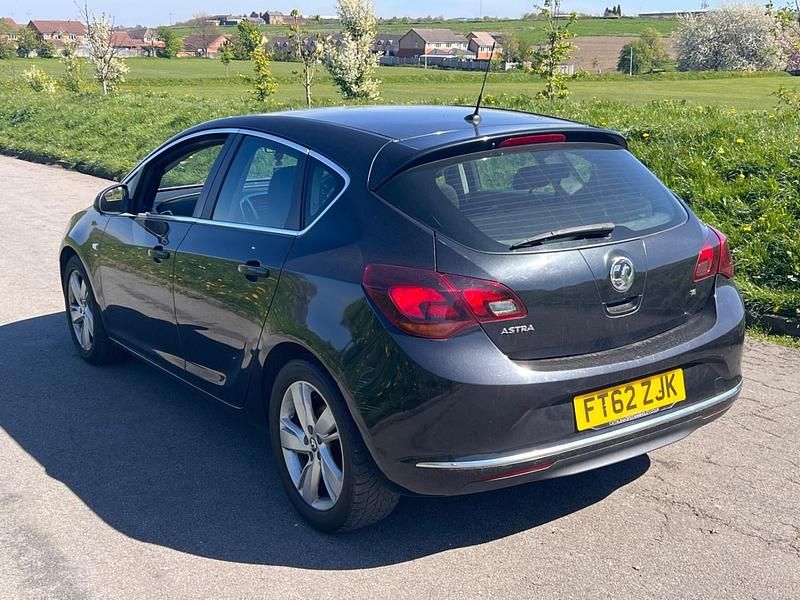 Second-hand Vauxhall Astra SRi 115 CP (84 kW) 2013 Negru Hatchback