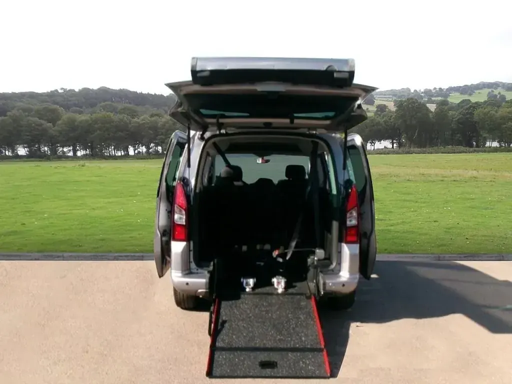 Usado Peugeot Partner 75 HP (55 kW) 2019 Cinzento Monovolume