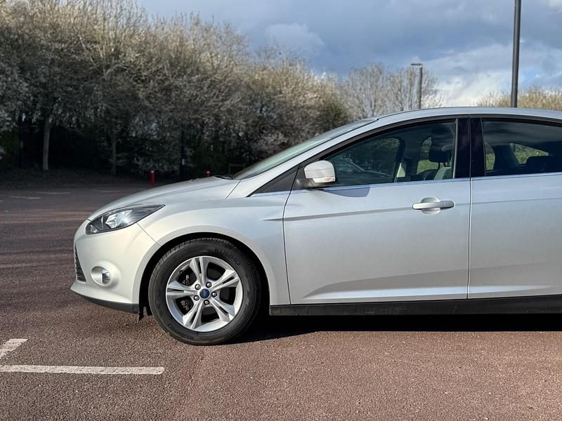Used Ford Focus Zetec 115 HP (84 kW) 2013 Silver Hatchback