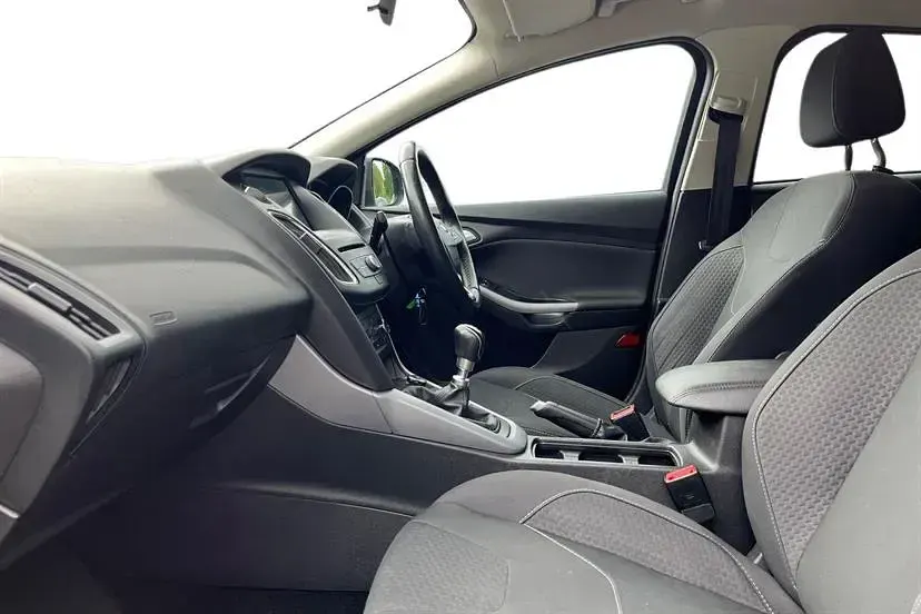 Used Ford Focus Zetec 125 HP (91 kW) 2018 Grey Hatchback