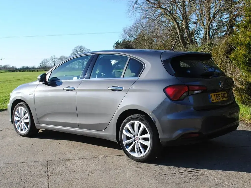 Used Fiat Tipo Lounge 120 HP (88 kW) 2016 Grey Hatchback