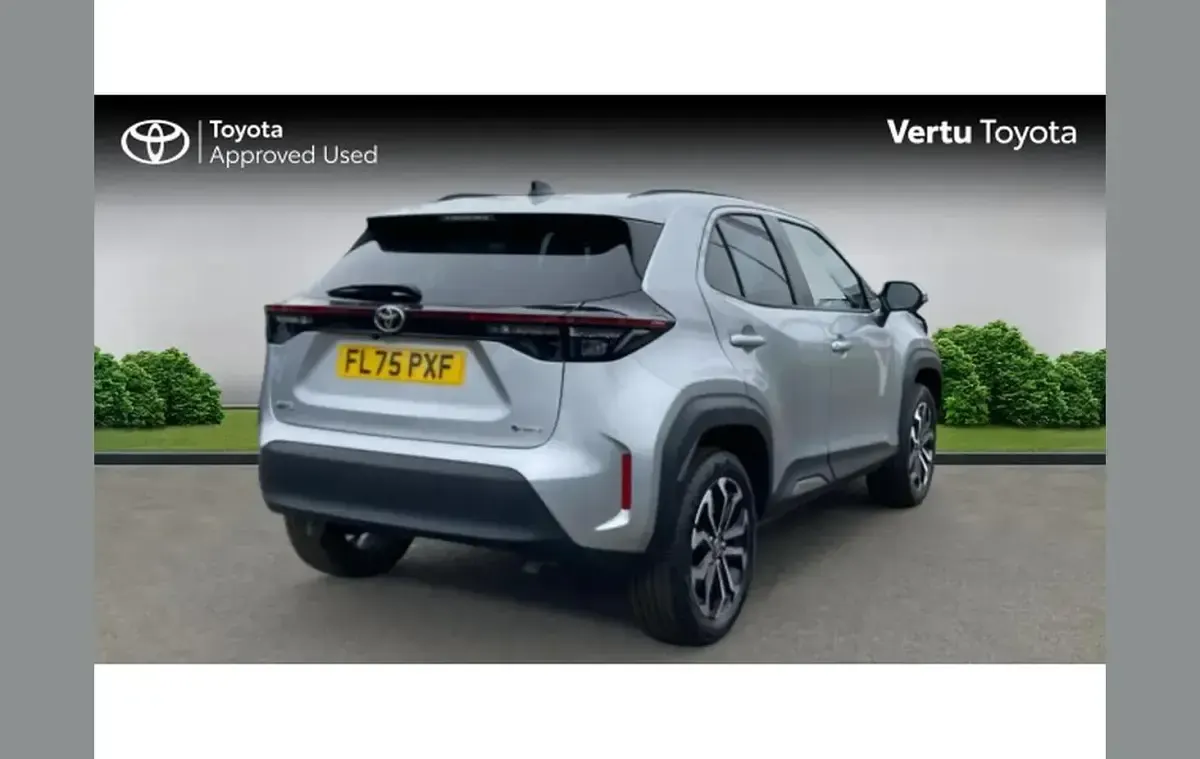 Used Toyota Yaris Cross Design 113 HP (83 kW) 2025 Silver SUV