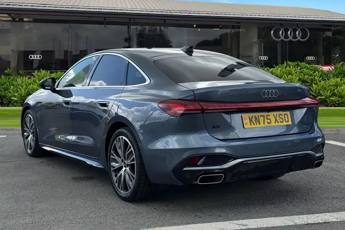 Second-hand Audi A5 S-Line 204 CP (150 kW) 2025 Albastru Berlinǎ