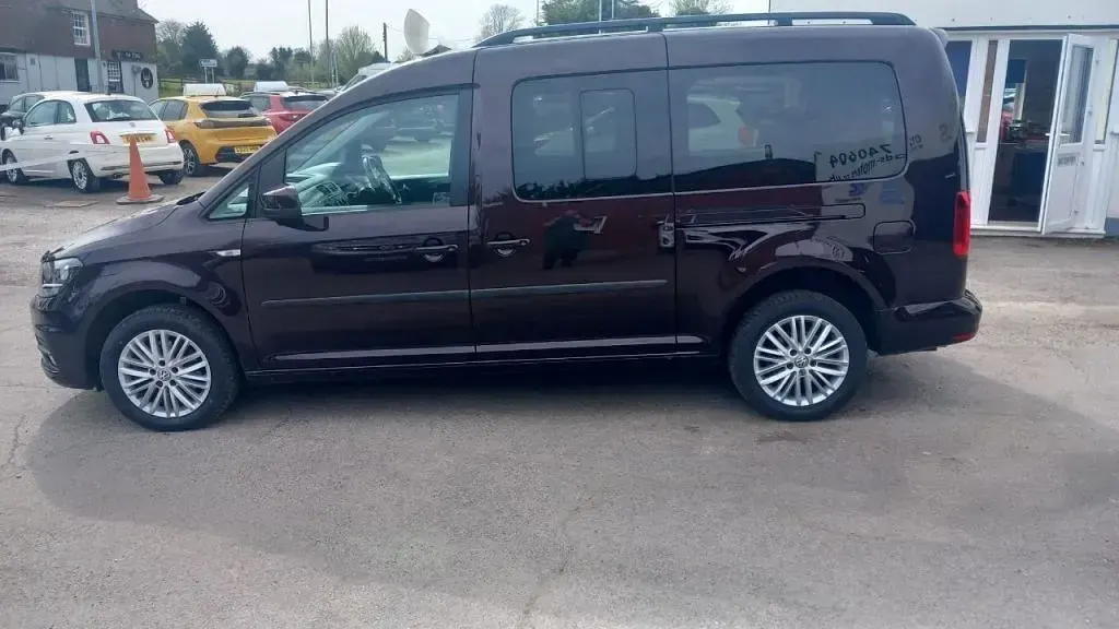 Begagnad VW Caddy Maxi Life 2018 Lila Minibuss