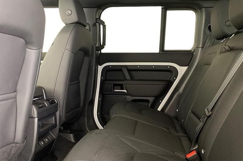 Used Land Rover Defender SE Dynamic 249 HP (183 kW) 2025 Fuji white Estate