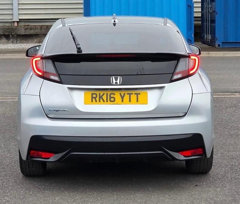 Begagnad Honda Civic S 120 HK (88 kW) 2016 Silver Halvkombi