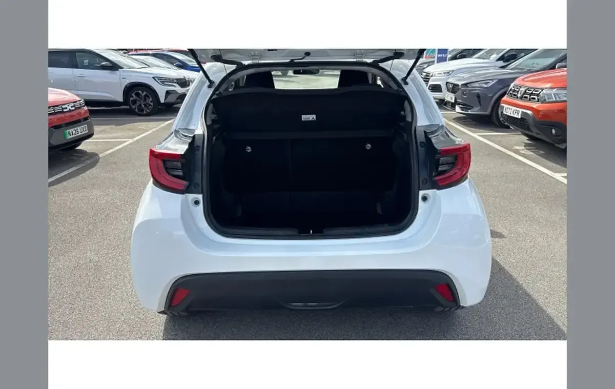 Used Toyota Yaris Design 113 HP (83 kW) 2024 White Hatchback