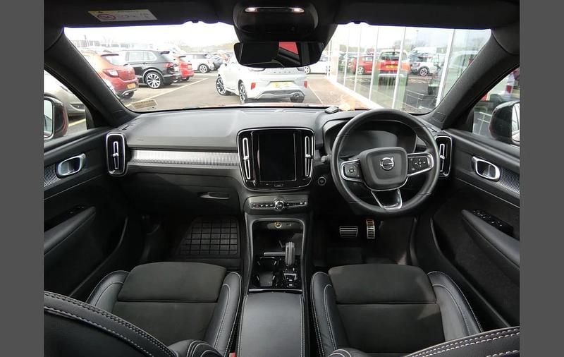 Used Volvo XC40 R-Design 197 HP (144 kW) 2021 Red SUV