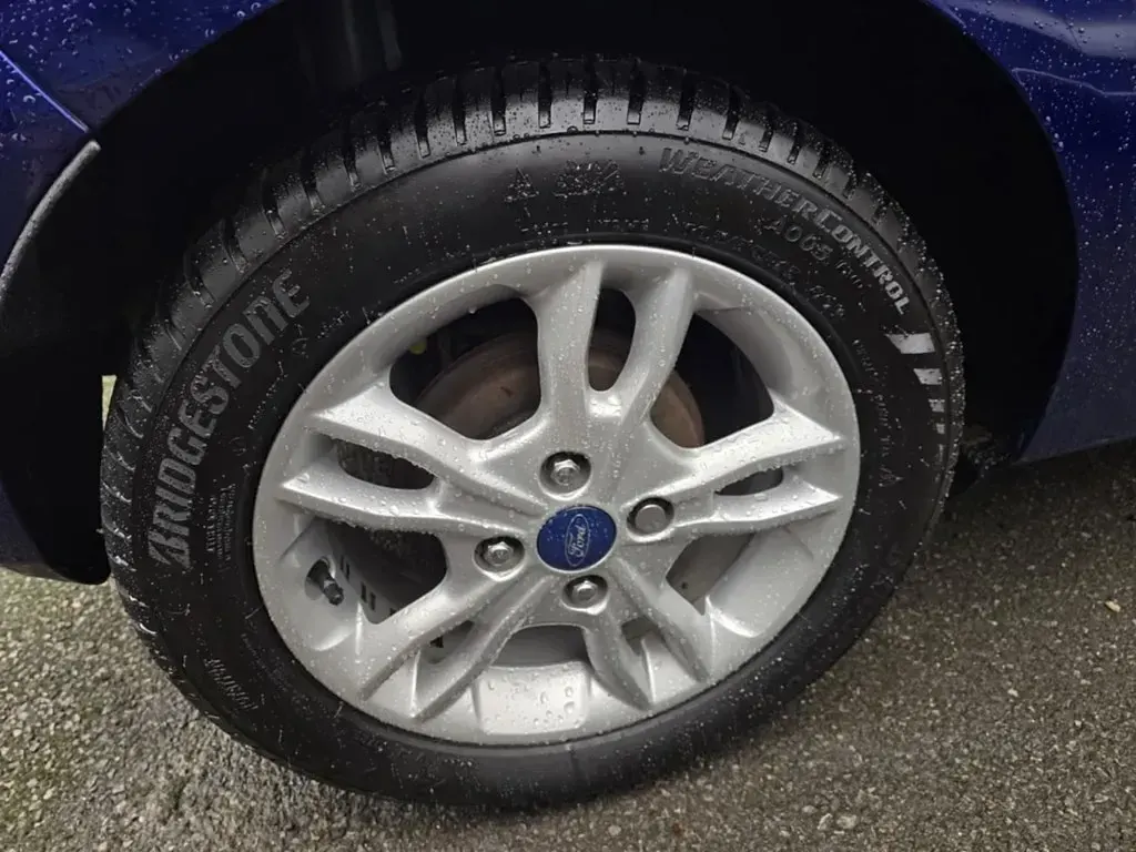 Usado Ford Fiesta Zetec 82 CV (60 kW) 2017 Azul Utilitario