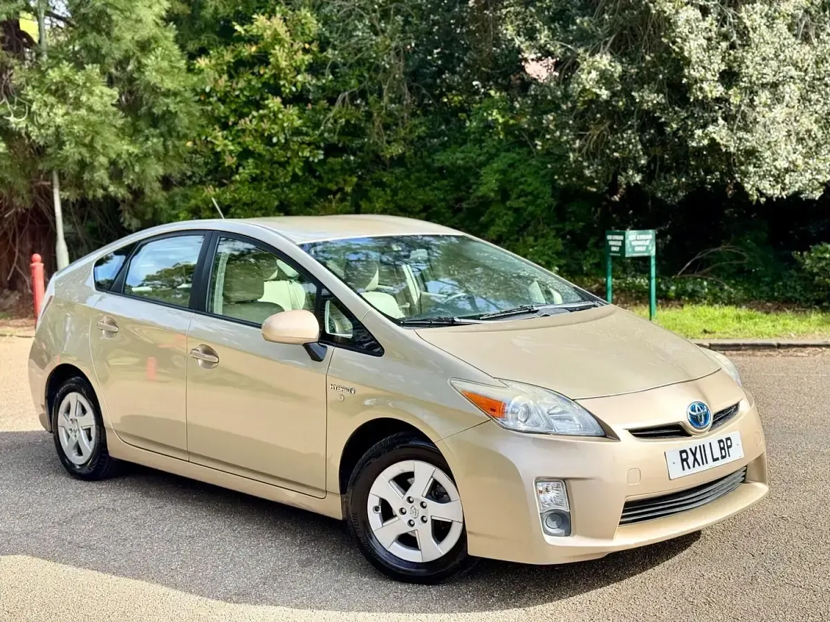 Used Toyota Prius 136 HP (100 kW) 2012 Gold Hatchback