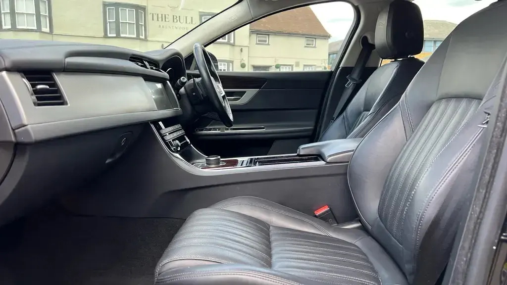 Used Jaguar XF Portfolio 250 HP (183 kW) 2019 Black Estate