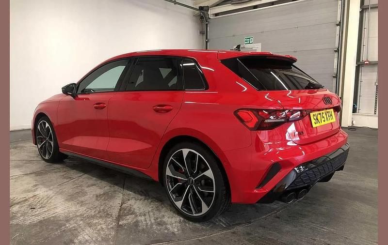 Begagnad Audi S3 Sportback Black Edition 333 HK (244 kW) 2025 Röd Halvkombi