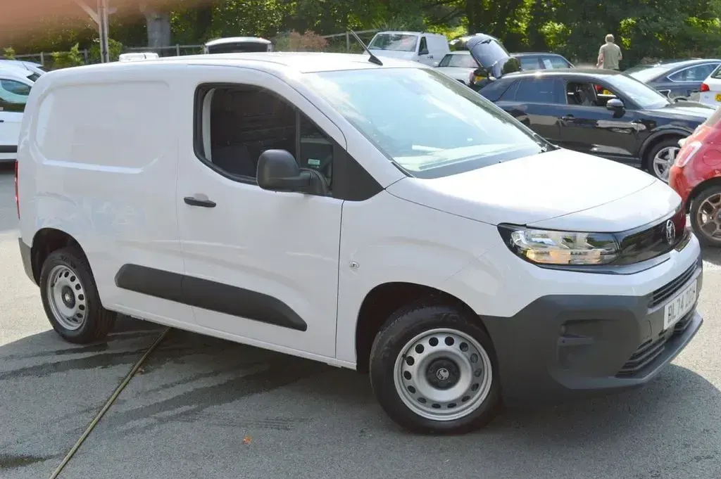 Used Vauxhall Combo S 100 HP (73 kW) 2024 White MPV