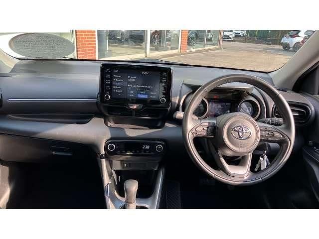 Used Toyota Yaris Hybrid Design 116 HP (85 kW) 2021 White Hatchback