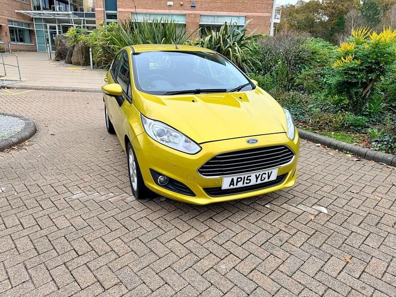 Usado Ford Fiesta Zetec 100 HP (73 kW) 2015 Amarelo Citadino