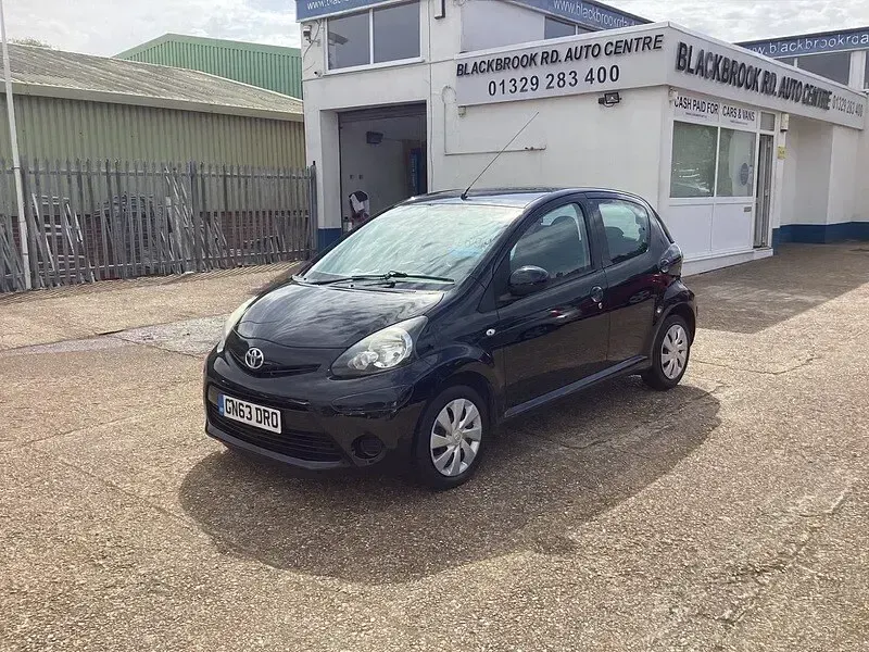Używany Toyota Aygo 68 KM (50 kW) 2013 Czarny Hatchback