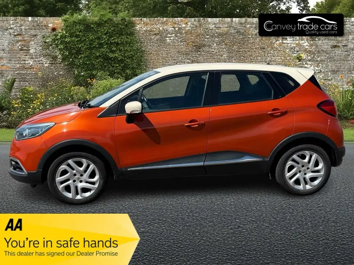 Used Renault Captur Dynamique 90 HP (66 kW) 2015 Orange and cream SUV