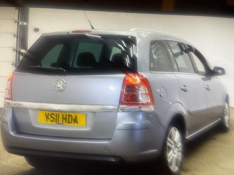 Second-hand Vauxhall Zafira Elite 110 CP (80 kW) 2011 Argintiu Monovolum