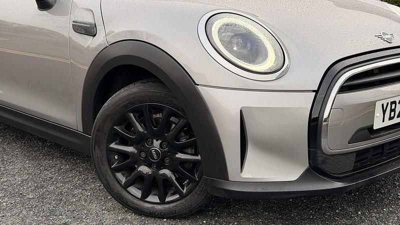 Usado Mini Cooper Classic 134 HP (98 kW) 2023 Prateado Citadino