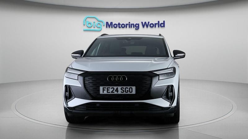 Second-hand Audi Q4 e-tron Black Edition 250 kW (340 CP) 2024 Alb SUV