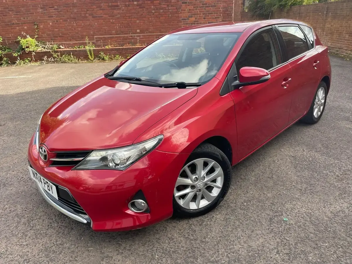 Used Toyota Auris 132 HP (97 kW) 2014 Red Hatchback