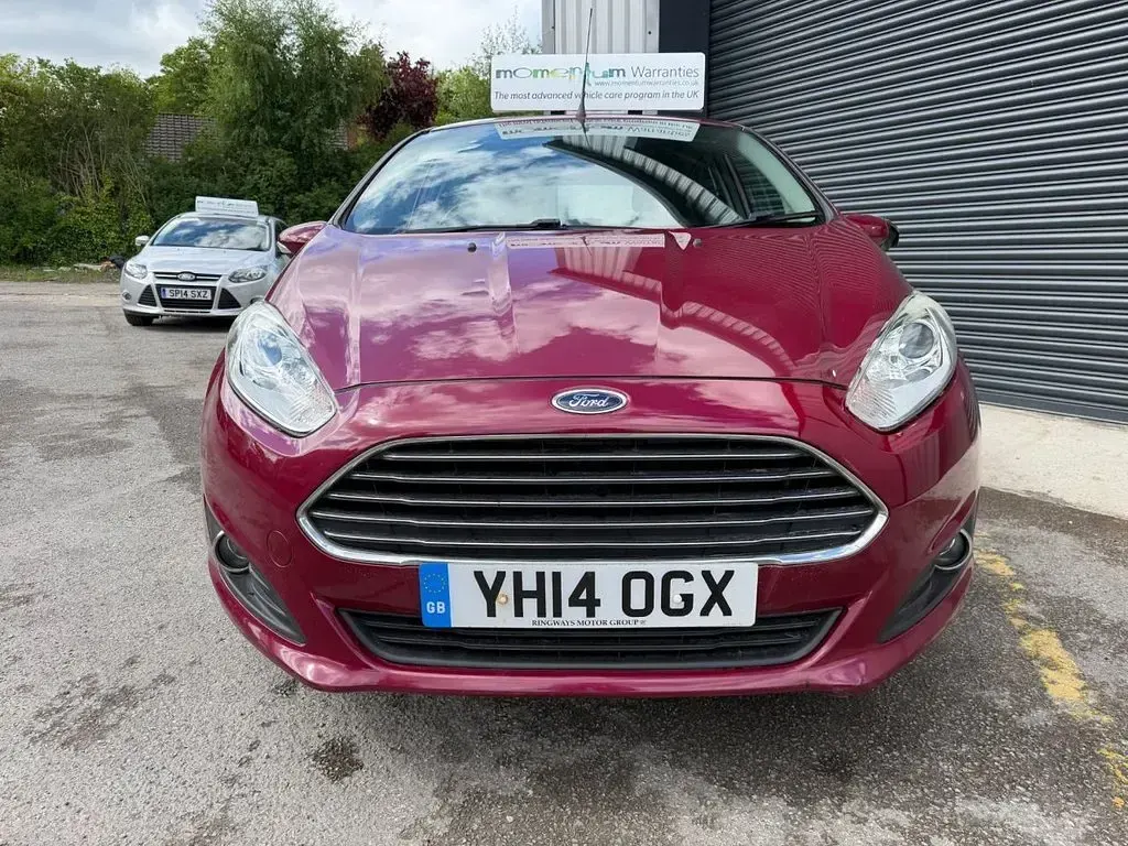 Begagnad Ford Fiesta Zetec 75 HK (55 kW) 2014 Röd Halvkombi