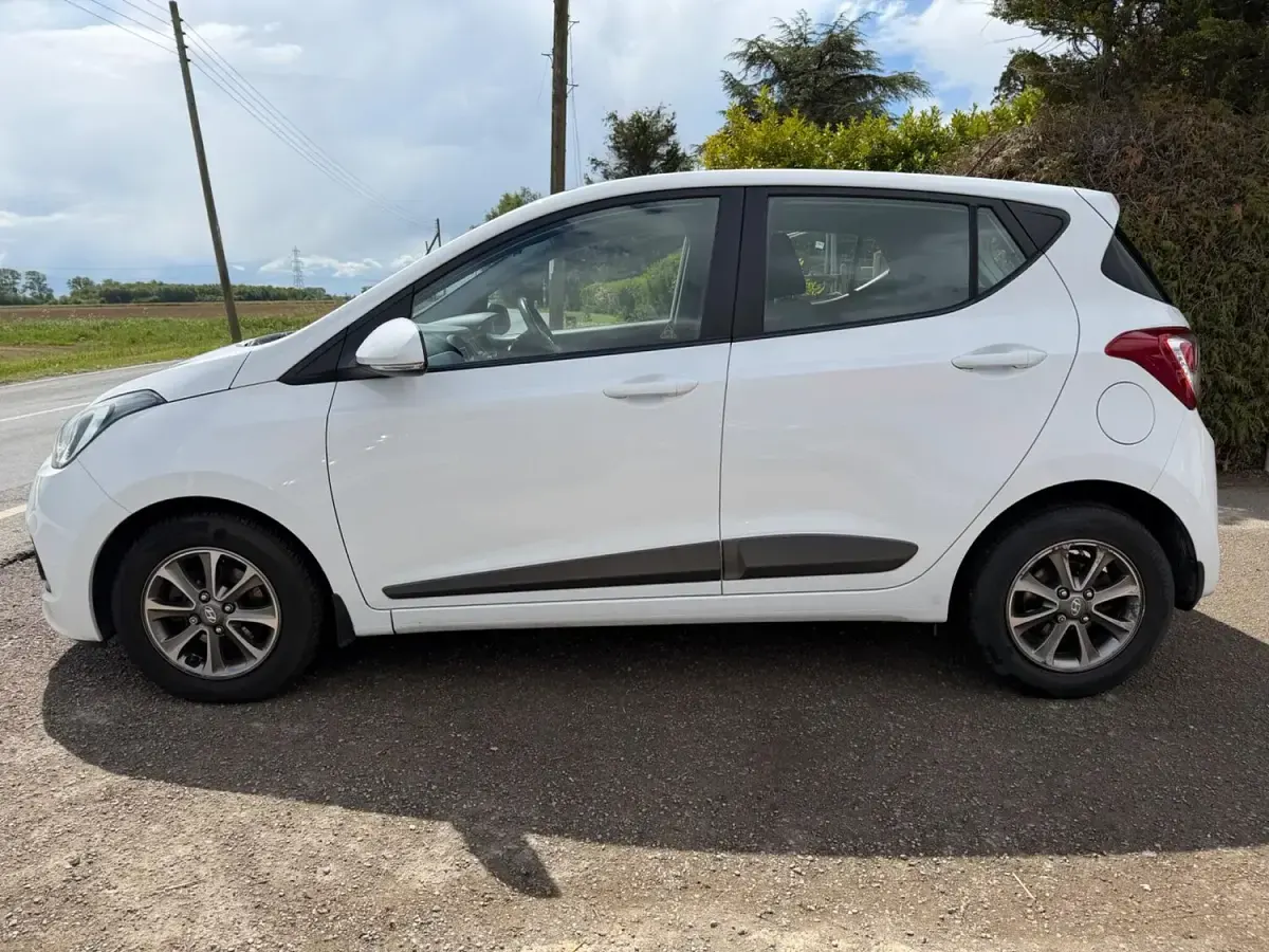 Used Hyundai i10 Premium 87 HP (63 kW) 2015 White Hatchback
