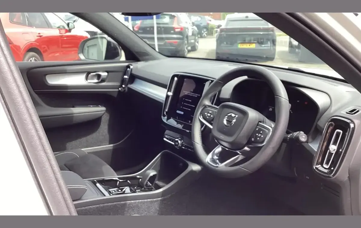 New Volvo XC40 Plus 161 HP (118 kW) 2026 White SUV