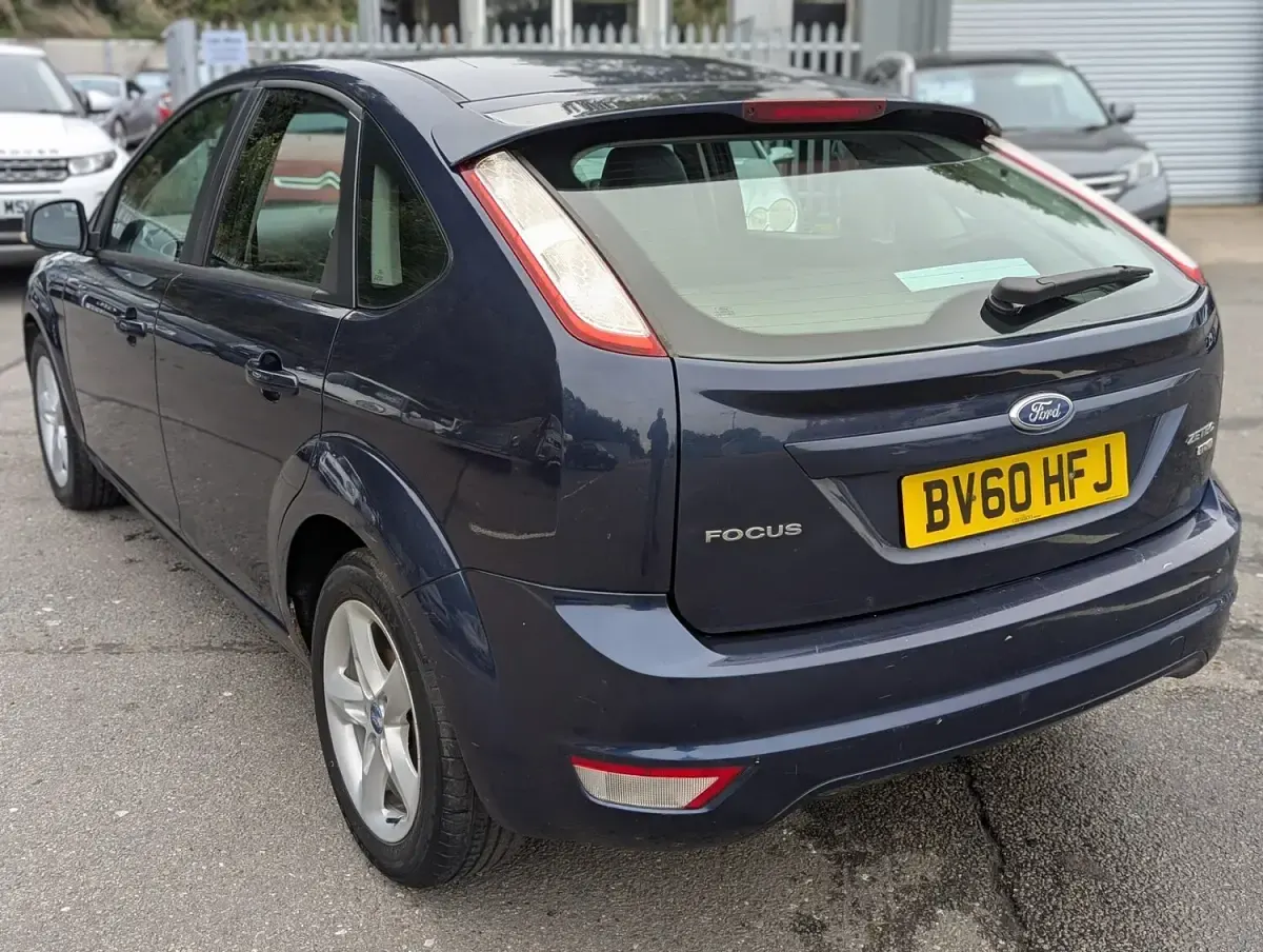 Used Ford Focus Zetec 110 HP (80 kW) 2010 Blue Hatchback
