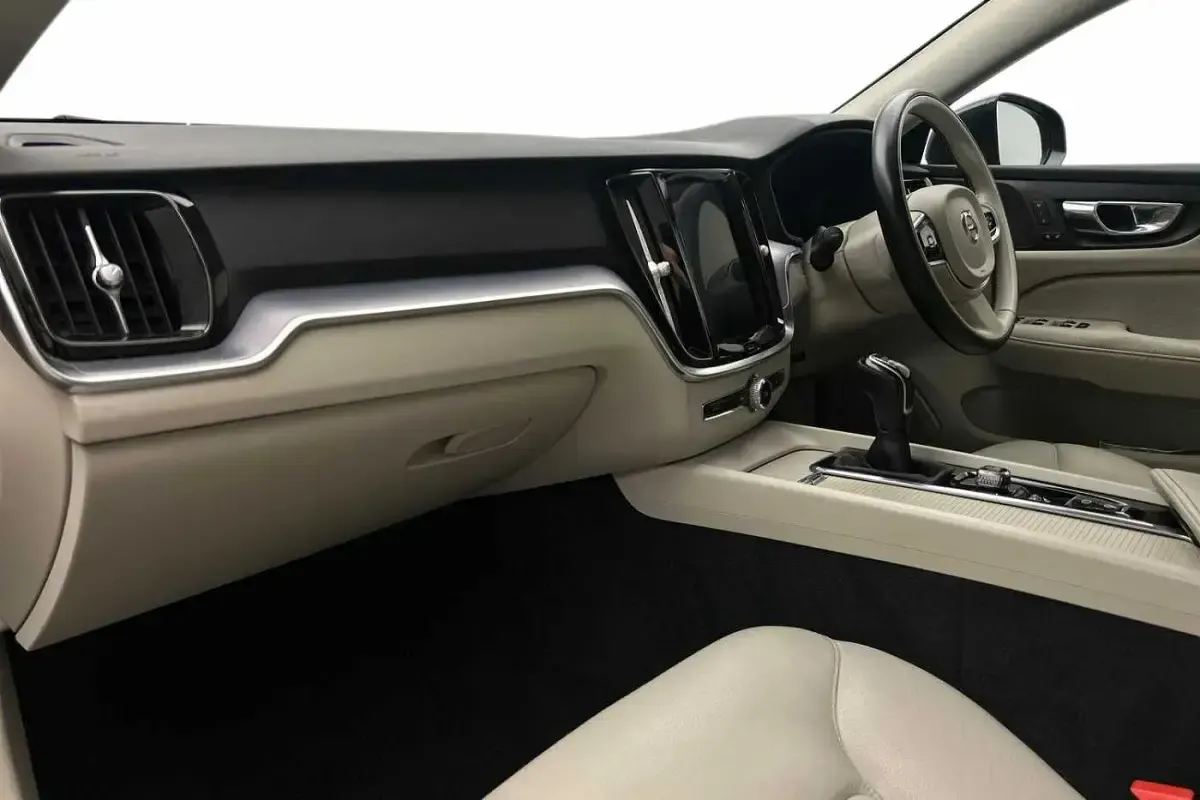 Used Volvo V60 Momentum 148 HP (108 kW) 2019 Grey Estate