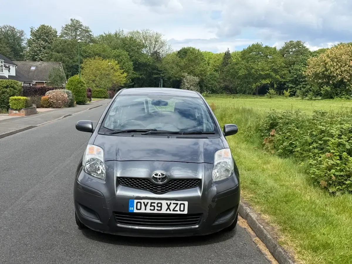 Begagnad Toyota Yaris 101 HK (74 kW) 2009 Grå Halvkombi