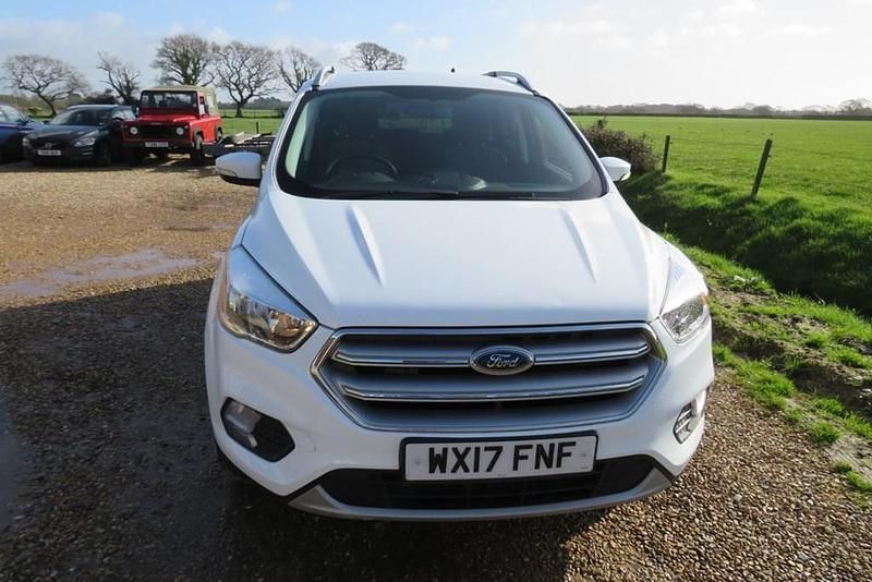 Usado Ford Kuga Zetec 150 HP (110 kW) 2017 Branco SUV