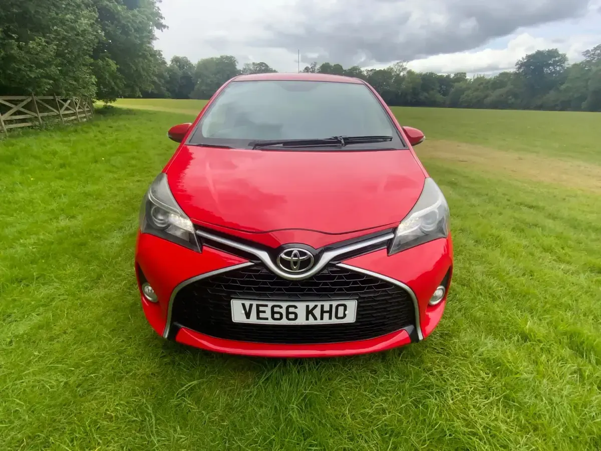 Used Toyota Yaris Design 99 HP (72 kW) 2016 Red Hatchback