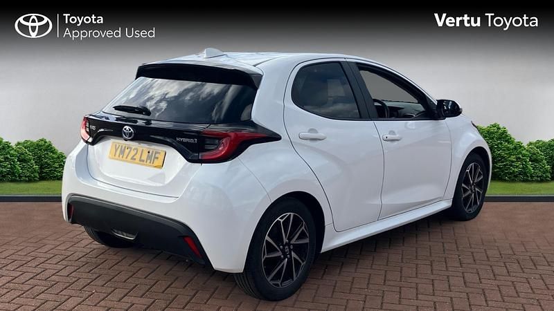 Used Toyota Yaris Hybrid Design 116 HP (85 kW) 2023 White Hatchback